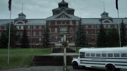 GATUNEK -  Horror 
Molly Hartley zostaje oskarżona o morderstwo i zamknięta w szpitalu psychiatrycznym. Winnym zbrodni jest jednak demon, kt&oacute;ry zagnieździł się w jej ciele i ciągle jeszcze rośnie w siłę. Do pomocy dziewczynie rusza znany ksiądz-egzorcysta. Przeciwko sobie ma władcę ciemności...