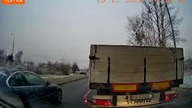 Kierowca BMW ominął korek i pojechał chodnikiem