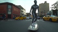 Srebrny surfer po ulicach Nowego Jorku