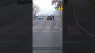 Rowerzysta łapie się za nadkole auta i podjeżdża kilkaset metrów..