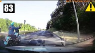 Motocyklista wyprzedza lewą stroną wysepki, jedzie pod prąd