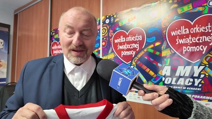 Koszulka reprezentacji polski z autografami do wylicytowania na aukcji WOŚP