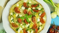 Puszysty omlet z pomidorami i fetą