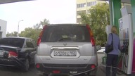 Kobieta tankuje cudzy samoch&oacute;d!