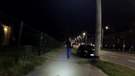 Agresywny pieszy atakuje mężczyznę na hulajnodze