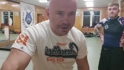 Atak nożem.  Ulepszam obrony z krav magi cz. 2