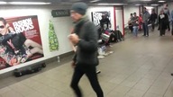 Dobre show ulicznych performer&oacute;w w metrze