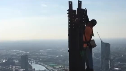 Praca na wysokości bez żadnego zabezpieczenia