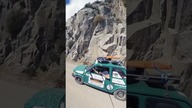 W pyle i kurzu, ścigając się z wiatrem Maluchem wzdłuż jeziora Generał Carrera w Chile #fiat126p