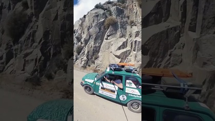 W pyle i kurzu, ścigając się z wiatrem Maluchem wzdłuż jeziora Generał Carrera w Chile #fiat126p