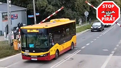 Kierowca autobusu utknął na przejeździe kolejowym w Łodzi.  STOP PIRAT