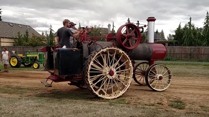 Ciągnik parowy z 1915 roku w akcji