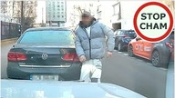 Agresja drogowa - facet wyskakuje z łapami #782 Wasze Filmy