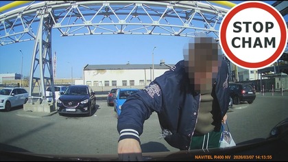 Wandal na parkingu.  Za naklejenie karnego...  oderwał kołpaki.  #2186 Wasze Filmy