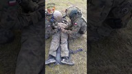 Ewakuacja rannego - dwie osoby - nosze rolowane FORA strecher 8 #tc3 #army #military