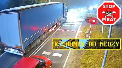 Kierowca ciężarówki omija pojazdy i wjeżdża na zamknięty przejazd kolejowy.  STOP PIRAT
