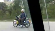 Facet jeżdzący bokiem na motorze