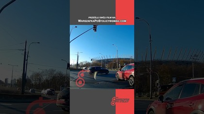 Gość dosłownie przeleciał przed maskami innych kierowców sekunda różnicy i byłby dramat.
