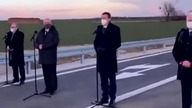 Tu garstka ludzi spowodowała ucieczkę kłamcy.
