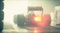 Skok samochodu ciężarowego nad bolidem F1