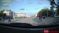 Motocyklista potrąca pieszą na pasach i ucieka
