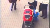 Przywiązała dziecko do wózka i wyłudzała pieniądze [VIRAL]