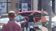 krzyki, wulgaryzmy, trzaskanie drzwiami.  Awantura na ulicy