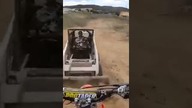 MOTOCYKLISTA WPADA NA KOPARKĘ!