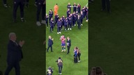 Wzruszające sceny na Camp Nou Robert Lewandowski w objęciach rodziny, tłum sknaduje nazwisko Polaka