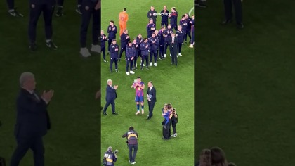 Wzruszające sceny na Camp Nou Robert Lewandowski w objęciach rodziny, tłum sknaduje nazwisko Polaka