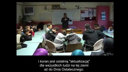 Muzułmański duchowny uczy dzieci islamu w szkole