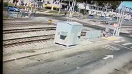 Niebezpieczny wypadek na przejeździe kolejowym