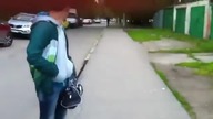 Dziewczyna dostaje kopa w twarz