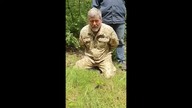 Złapany przez miejscowych łapacz mięsa armatniego błaga o przebaczenia (Ukraina)