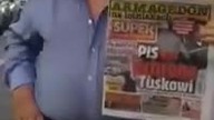 TRZEBA BYĆ TOTALNYM D ŻEBY WIERZYĆ W TO CO GADAJĄ W TV