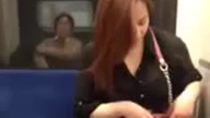 Naćpana dziewczyna w metrze atakuje pasażera