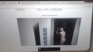 Dziewczyna wyrzuciła swojego chłopaka z mieszkania za zdradę - NAGO!