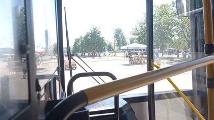 Wczoraj był V Zlot Zabytkowych Autobusów oraz było bardzo gorąco, polecam się przejechać takim Ikarusem bez klimy najlepiej gdy jest zatłoczony . Parada trwała 53 minuty przedłużyłem film o parę minut dodatkowo żeby pokazać wszystkie inne autobusy które były na tym zlocie i powiedzieć o filmach które powinny być przesłane z 23 kwietnia i paru innych zlotów z Bydgoskimi Klasykami. Kolejne filmy jakie będą to np. Zwiedzanie Zajezdni Tramwajowej czy też jazda Ikarusem. Niestety telefon mi się przegrzał kilka razy i nagrania są pourywane więc sorka ale lepiej ustawić się nie mogłem.