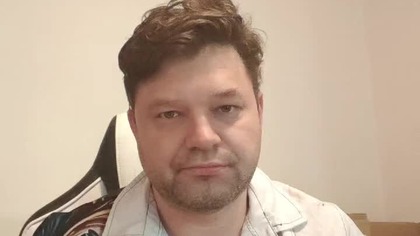 [Verse 1
Znów wstaję, choć w sercu pogorzelisko,  
W oddali słyszę głos dziecięcy: Tato, wróć...  
W kraju, gdzie prawda nie ma nazwiska,  
Ja jeszcze walczę  jak głaz wśród burz.

Byłem menedżerem, dawałem zatrudnienie,  
Byłem synem, choć nie zawsze rozumiałem,  
Byłem ojcem  dziś jestem celem,  
Ale póki oddycham  ogień nie zgasł.

[Chorus]  
Jeszcze walczę, choć wszystko we mnie pęka,  
Jeszcze stoję, gdy świat się trzęsie z gniewu.  
Jeszcze wierzę, choć Polska mnie kaleczy,  
Jeszcze kocham, choć nikt nie mówi: dziękuję.

[Verse 2]  
Rodzice... nie wiem, jak was kochać,  
Zadaliście rany, których nie da się zaszyć.  
A jednak szukam waszego światła,  
Choć mrok waszych słów mnie dusi jak pas.

Ludzie są jak wilki, co kłamią ze wstydu,  
A ja buduję dom na gruzach i hańbie.  
Jestem sam  lecz moje dzieci mnie widzą,  
A ich spojrzenia  to moje życie.

[Chorus]  
Jeszcze walczę, choć wszystko we mnie pęka,  
Jeszcze stoję, gdy świat się trzęsie z gniewu.  
Jeszcze wierzę, choć Polska mnie przeklina,  
Jeszcze kocham  i to mi daje sens.

[Bridge  spoken]  
Nie chcę zemsty.  
Nie chcę sądów.  
Chcę tylko godności.  
I prawa do rodziny.  
Bo jestem Ojcem.  
Bo jestem Człowiekiem.  
Nie zabierzecie mi tego.

[Final Chorus]  
Jeszcze walczę  choć wszyscy przeciwko mnie,  
Jeszcze wierzę  choć nie mam już gdzie biec.  
Jeszcze kocham  choć serce krwawi bez końca,  
Bo jestem Ojcem  i to się nie kończy.  
(Nigdy nie kończy.)