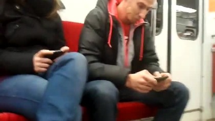 Zaciął mu się smartfon w metrze i nie wytrzymał