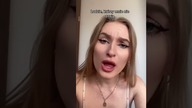 Ja siedząca z moim normalnym, obojętnym wyrazem twarzy