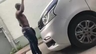 Imigrant blokuje samochód, miał pecha bo w środku byli Polacy