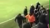 Ekstraklasa: Agresywny pijany kibic Arki Gdynia próbuje zaatakować Jacka Magierę