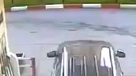 Kobieta na stacji benzynowej