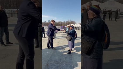  Dantejskie sceny na miesięcznicy smoleńskiej.
SUBSKRYBUJ KANAŁ: https://www.youtube.com/channel/UCgPtAPMjueWjDUG25imAt_A?sub_confirmation1
 Zacznij wspierać nasz kanał, a dostaniesz bonusy:
https://www.youtube.com/channel/UCgPtAPMjueWjDUG25imAt_A/join
 Goniec -  to kanał informacyjno-publicystyczny. U nas zobaczysz: newsy, wywiady, sondy uliczne oraz bezkompromisowe reportaże - Tak mieszka Zbigniew Ziobro wyświetlono 800 tys., a materiał Iwona Wieczorek - ujawniamy całą prawdę ponad milion razy! To właśnie nasza redakcja ujawniła afery Dagmary Kaźmierskiej, Megakota czy Krzysztofa Rutkowskiego. 
 Na kanale Gońca obejrzysz takie programy jak Układ zamknięty Radka Grucy i Wojtka Mulika, czy Goniec Kryminalny Janusza Schwertnera.
 Wydarzenia, polityka, gospodarka, Sejm, newsy, debaty, konferencje, relacje na żywo, unikatowe shorts w tych tematach czujemy się najlepiej! 
 Wywiady z najbardziej znanymi postaciami polskiej sceny politycznej. Od Platformy Obywatelskiej, Lewicy, PiS, po Konfederację. Na naszej antenie regularnie goszczą tacy politycy jak Adam Bodnar, Radosław Sikorski, Krzysztof Kwiatkowski, Antoni Macierewicz, Krzysztof Bosak czy gen. Leon Komornicki.

#smoleńsk #goniec #miesięcznica #miesięcznicasmoleńska