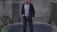 fikanie koziołk&oacute;w na trampolinie