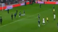 Iker Casillas i latająca butelka