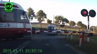 Opuszczone rogatki i slalom karetki na sygnale.  Sekundy przed rozpędzonym pociągiem