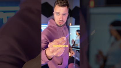 Ta dziewczyna scrolluje na przezroczystym telefonie