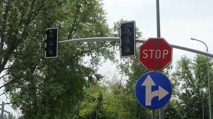 Budowa ulicy Nowoszczakowskiej.  Na wysokości Parku Lotników pojawiła się nowa sygnalizacja świetlna